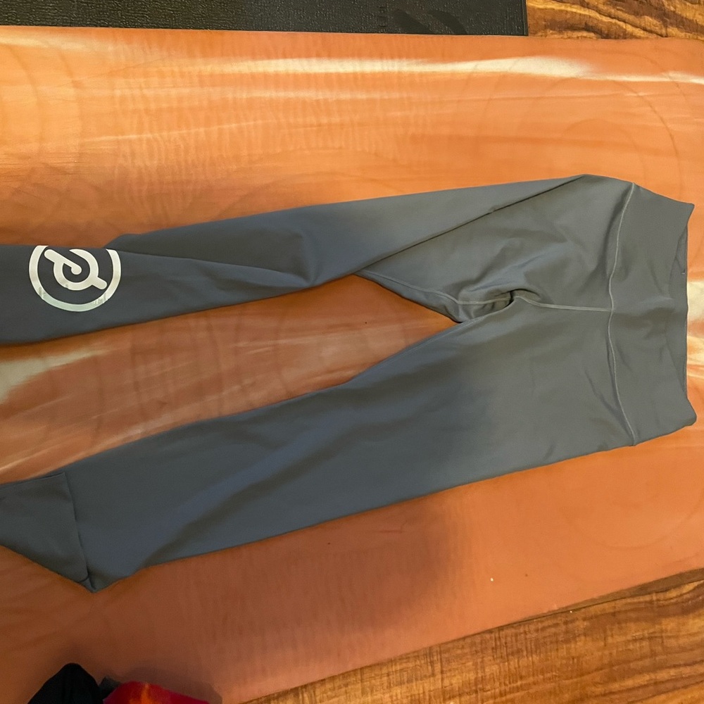 Peloton grey size small leggings. EUC I wore once at home.